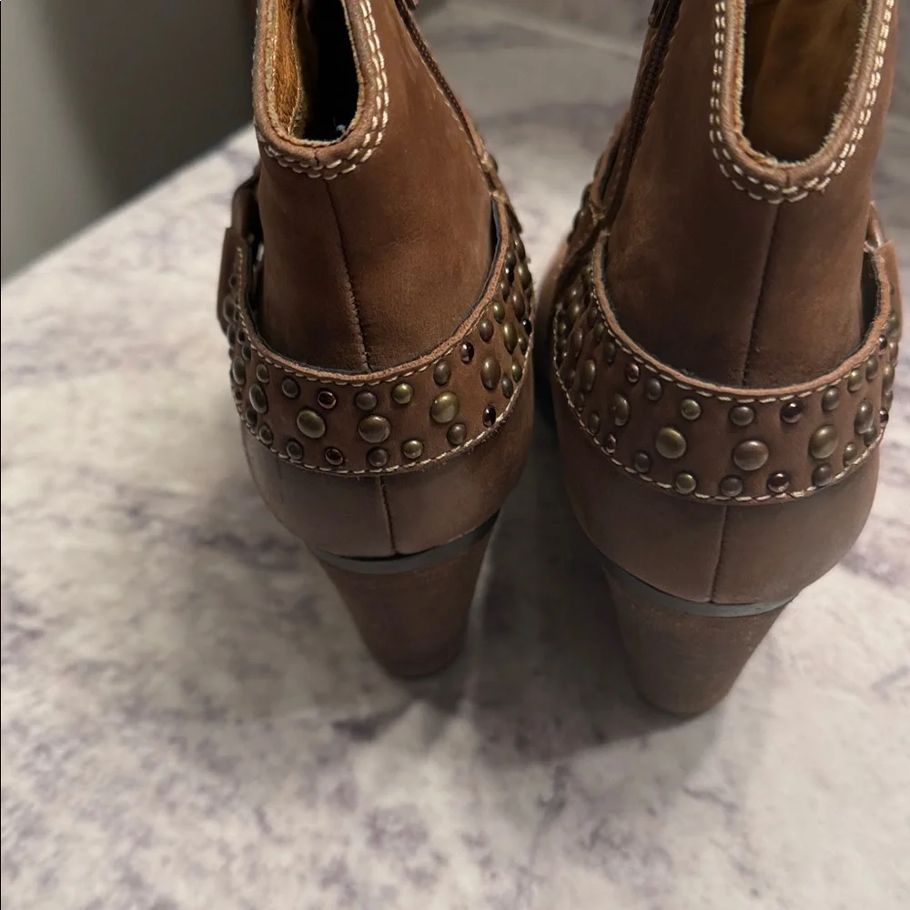Sofft Women's Brown Studded Leather Ankle Boots size 7